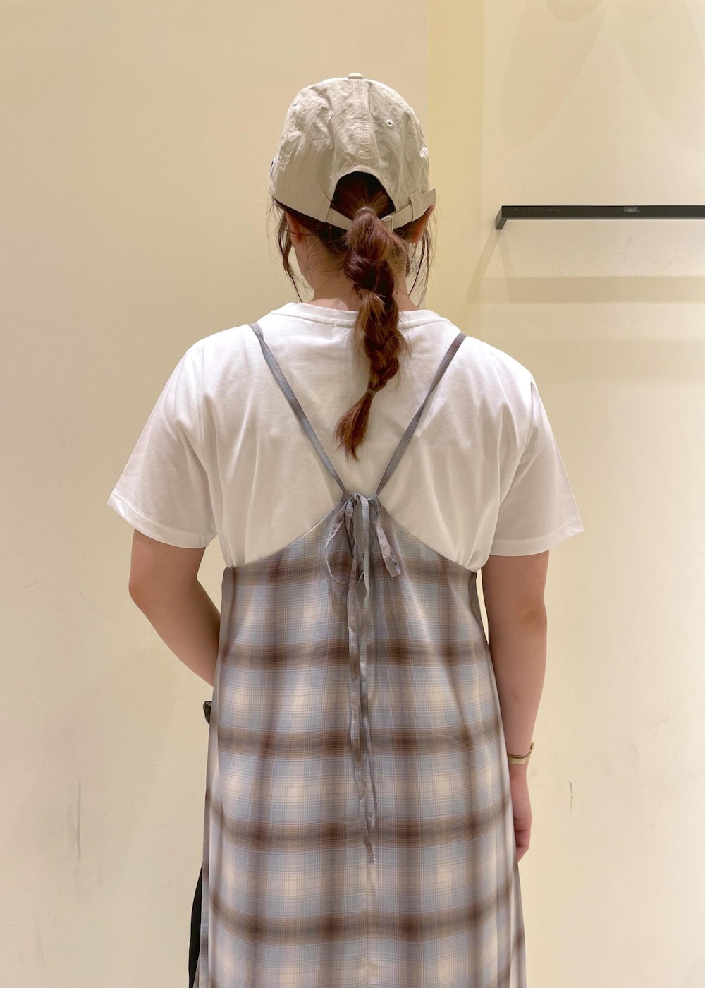 ブラック系のサンダル、ブルー系のワンピース、ホワイト系のTシャツ/カットソーを着用したレディースの夏コーディネートの6枚目の写真