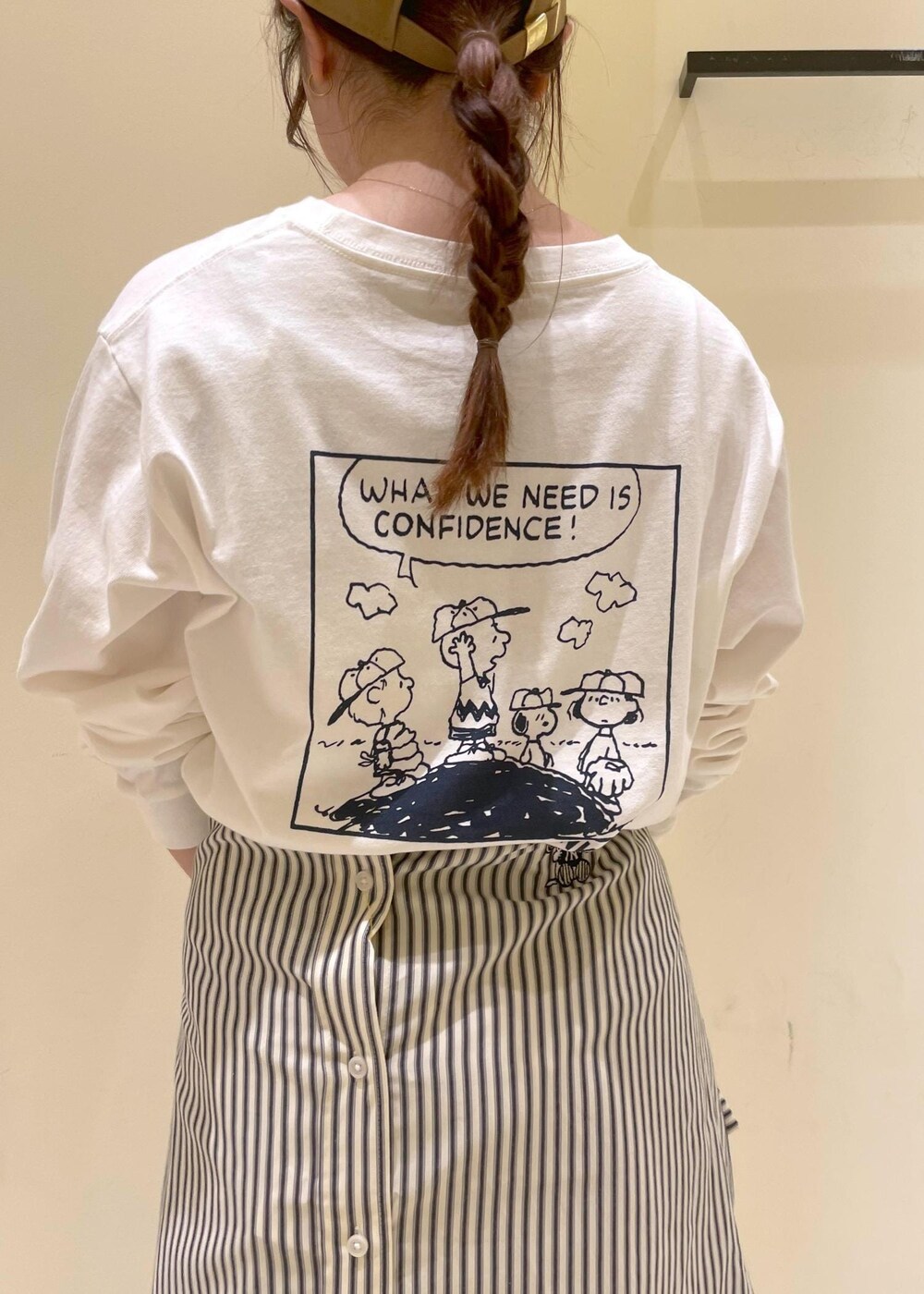 ホワイト系のシャツ/ブラウス、ホワイト系のTシャツ/カットソー、ベージュ系のスラックスを着用したレディースの秋コーディネートの7枚目の写真