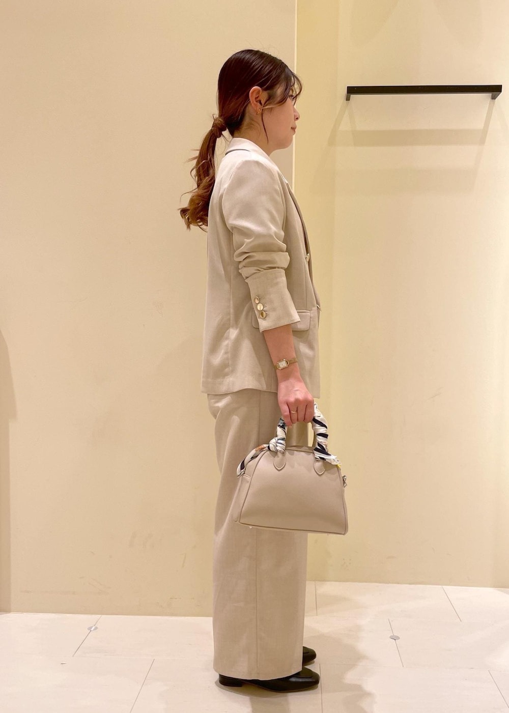 「Wminibag_pickup、春の暑い日_pickup、ropepicnic_snap、snapme_jun、初春コーデ、春コーデ、授業参観日コーデ、デートコーデ、お出かけコーデ、旅行コーデ、アウトドアコーデ、フェスコーデ、推し活コーデ、女子会コーデ、大人カジュアル」｜「ROPE' PICNICの【軽量】旅するボストンバッグ ソフトシンセティックレザーボストンバッグ（ボストンバッグ、ベージュ系）」を使った、rinaさん（レディース・155cm）の春コーディネートの3枚目の写真