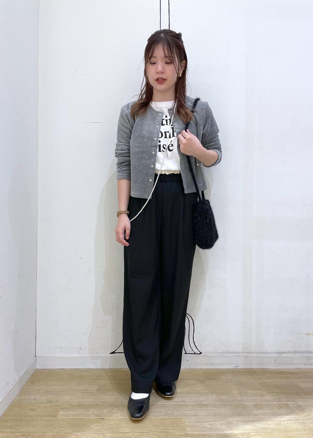 ブラック系のパンプス、ホワイト系のTシャツ/カットソー、グレー系のカーディガン/ボレロを着用したレディースの秋コーディネートの4枚目の写真