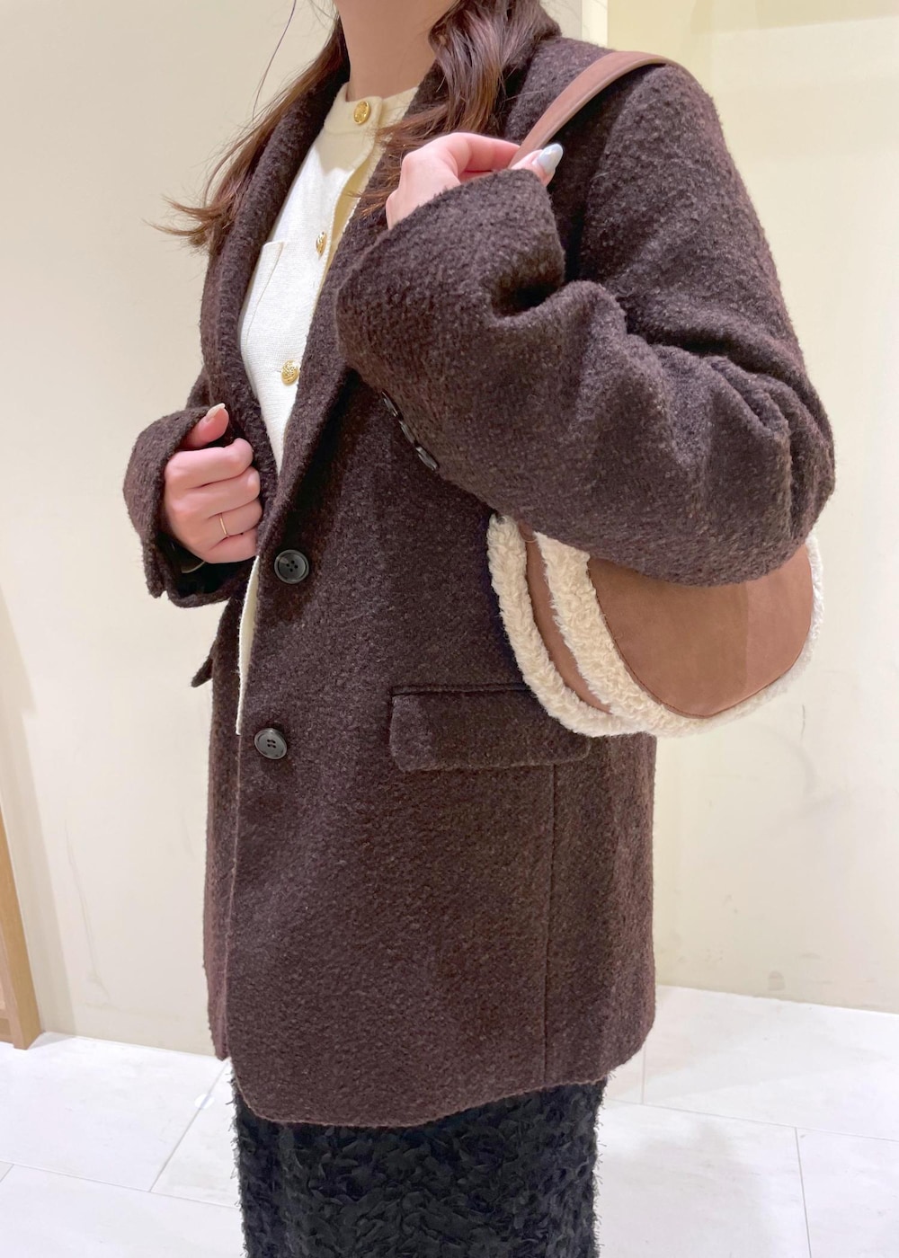 ホワイト系のカーディガン/ボレロ、ブラック系のブーツ、ブラウン系のテーラードジャケットを着用したレディースの秋コーディネートの6枚目の写真