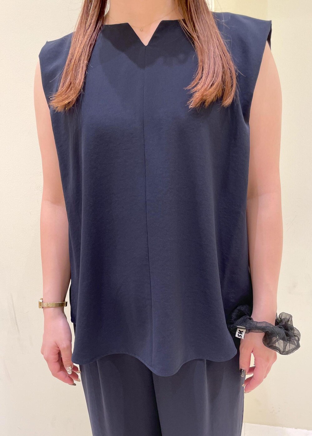 ブラウン系のサンダル、グレー系のトートバッグ、ブルー系のその他パンツを着用したレディースの夏コーディネートの5枚目の写真