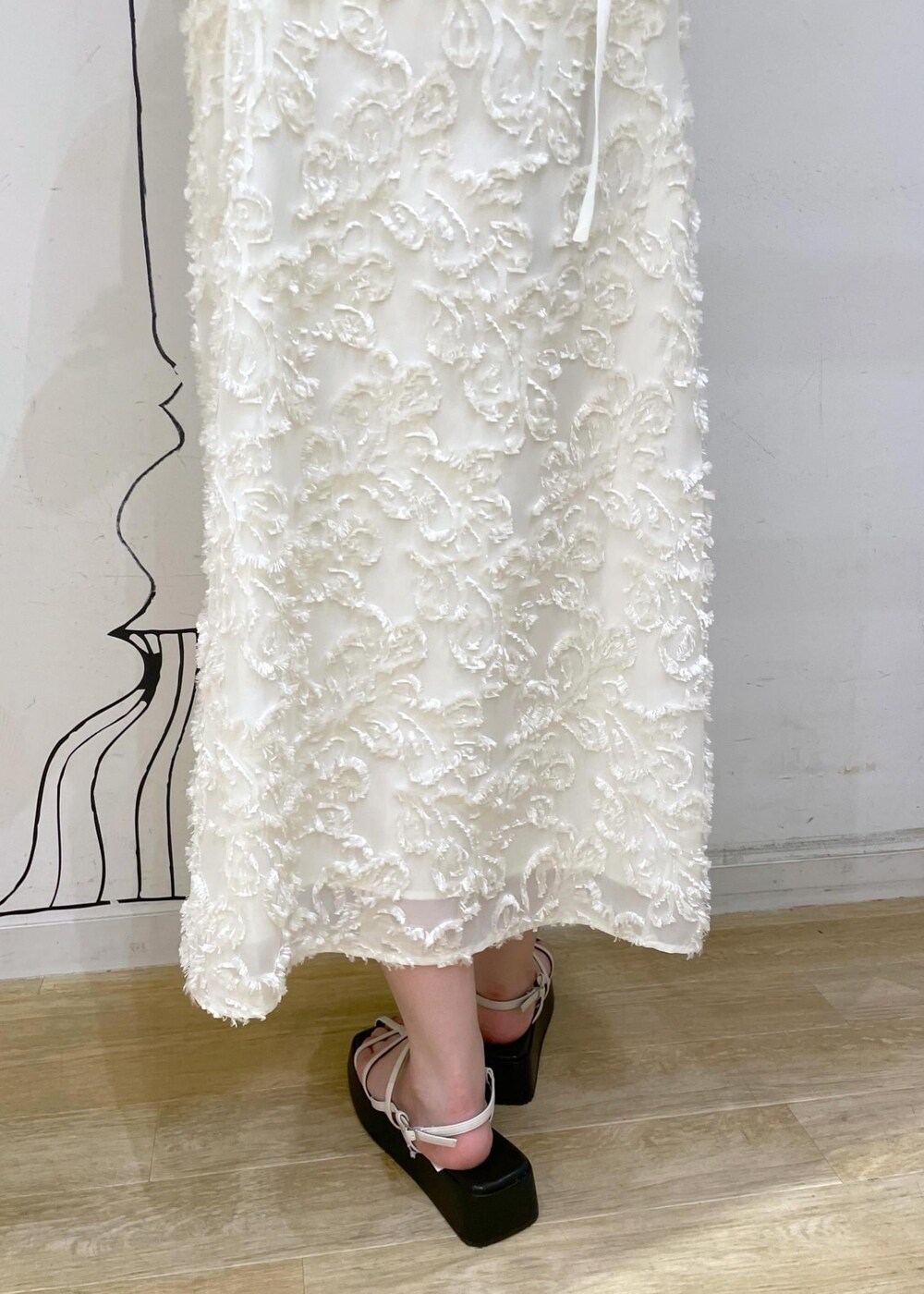 ホワイト系のサンダル、ホワイト系のワンピース、ブラック系のショルダーバッグを着用したレディースの夏コーディネートの10枚目の写真