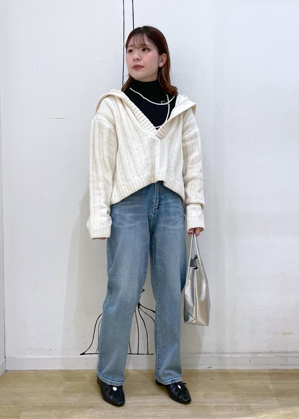 「ropepicnic_snap、snapme_jun、ハーフジップニット、ハーフジップ、キラキラ、初冬コーデ、冬コーデ、デートコーデ、お出かけコーデ、旅行コーデ、アウトドアコーデ、フェスコーデ、推し活コーデ、クリスマスコーデ、お正月・初詣コーデ」｜「ROPE' PICNICの洗えるメッシュハンドルミドルトートバッグ（トートバッグ、シルバー系）」を使った、rinaさん（レディース・155cm）の冬コーディネートの10枚目の写真