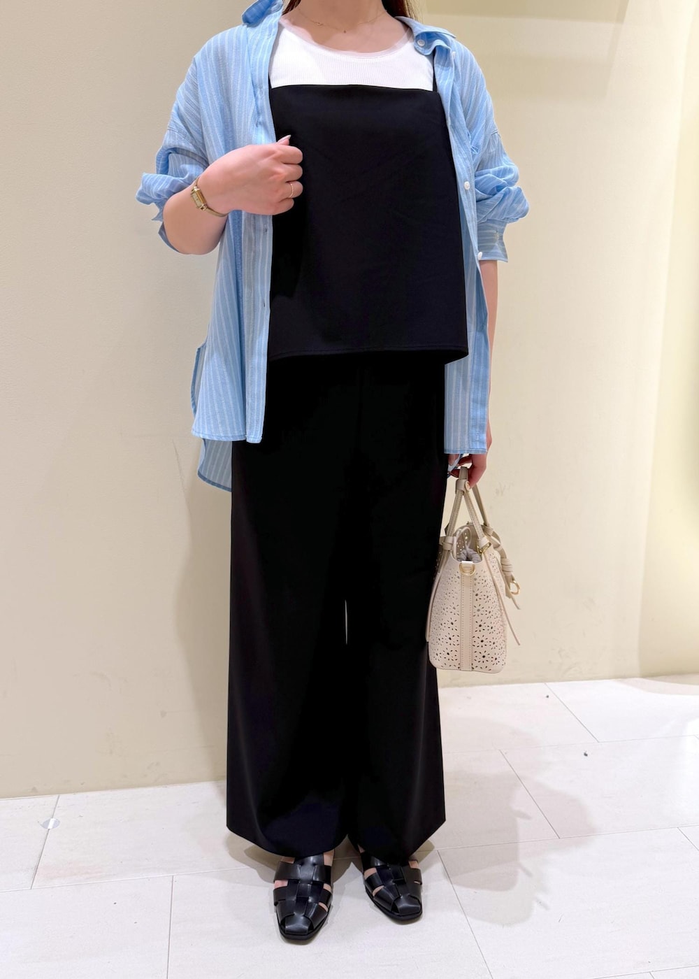 ブラック系のサンダル、ホワイト系のショルダーバッグ、ブラック系のつなぎ/オールインワンを着用したレディースの春コーディネートの9枚目の写真