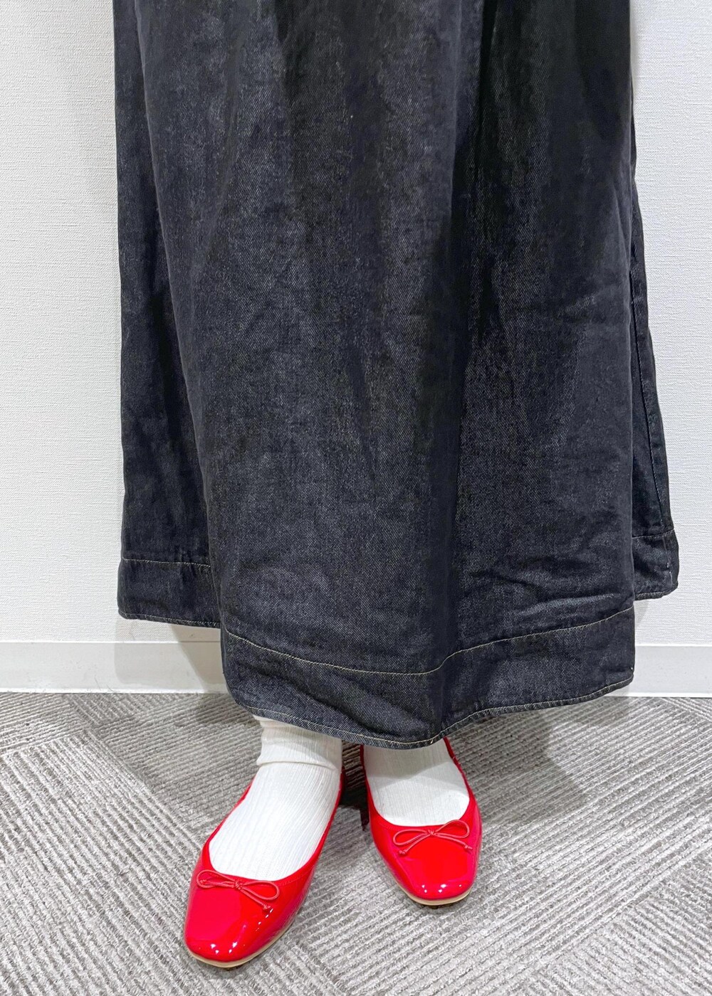 ホワイト系のTシャツ/カットソー、シルバー系のトートバッグ、ブラック系のワンピースを着用したレディースの冬コーディネートの6枚目の写真