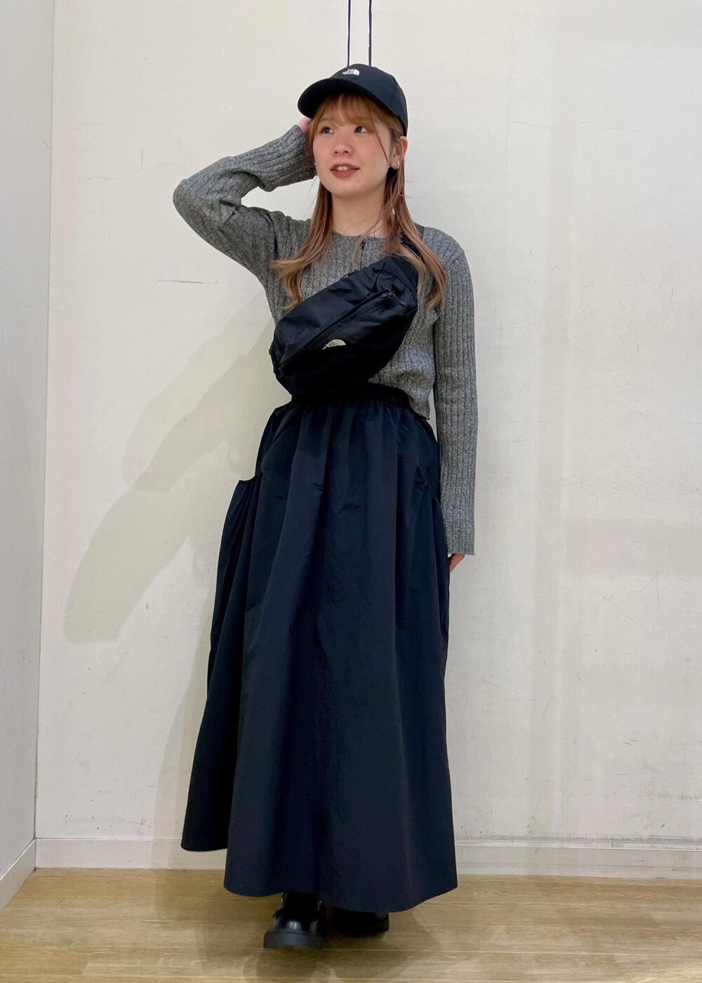 ブラック系のスカート、ブラック系のローファー、ブラック系のニット/セーターを着用したレディースの春コーディネートの8枚目の写真