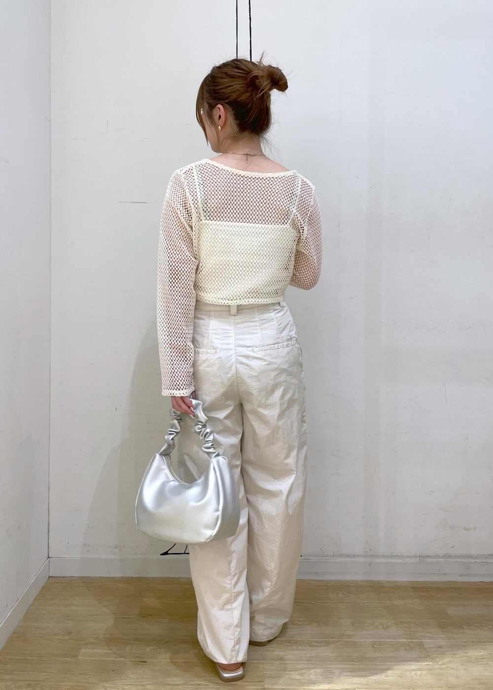 シルバー系のサンダル、シルバー系のハンドバッグ、ホワイト系のその他パンツを着用したレディースの夏コーディネートの2枚目の写真