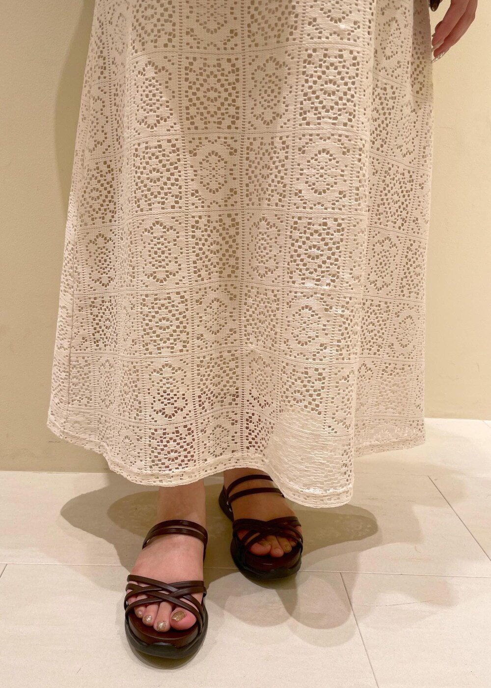 ブラウン系のサンダル、ブルー系のシャツ/ブラウス、ホワイト系のワンピースを着用したレディースの夏コーディネートの7枚目の写真