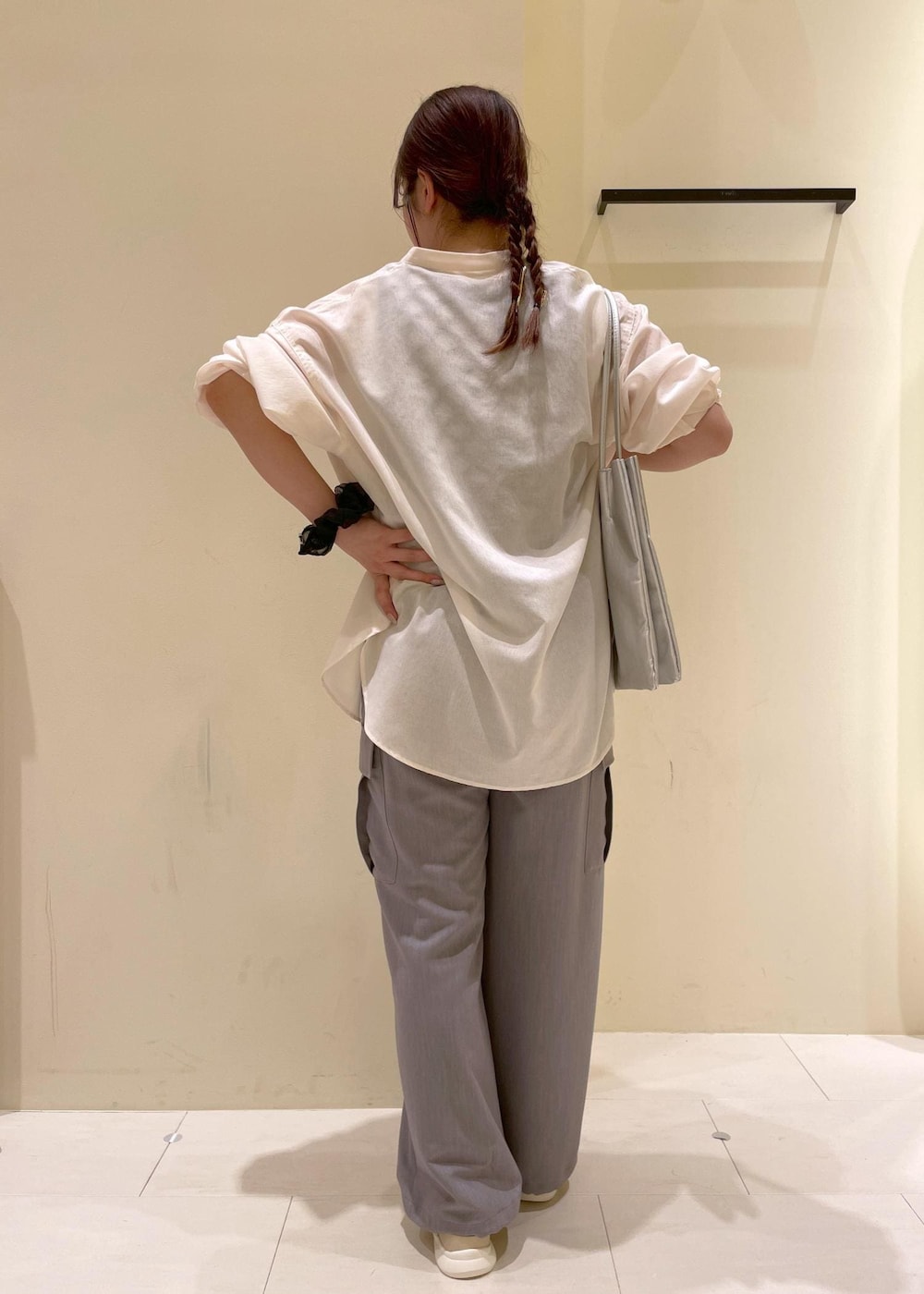 ホワイト系のシャツ/ブラウス、ブラック系のベスト、グレー系のカーゴパンツを着用したレディースの夏コーディネートの2枚目の写真