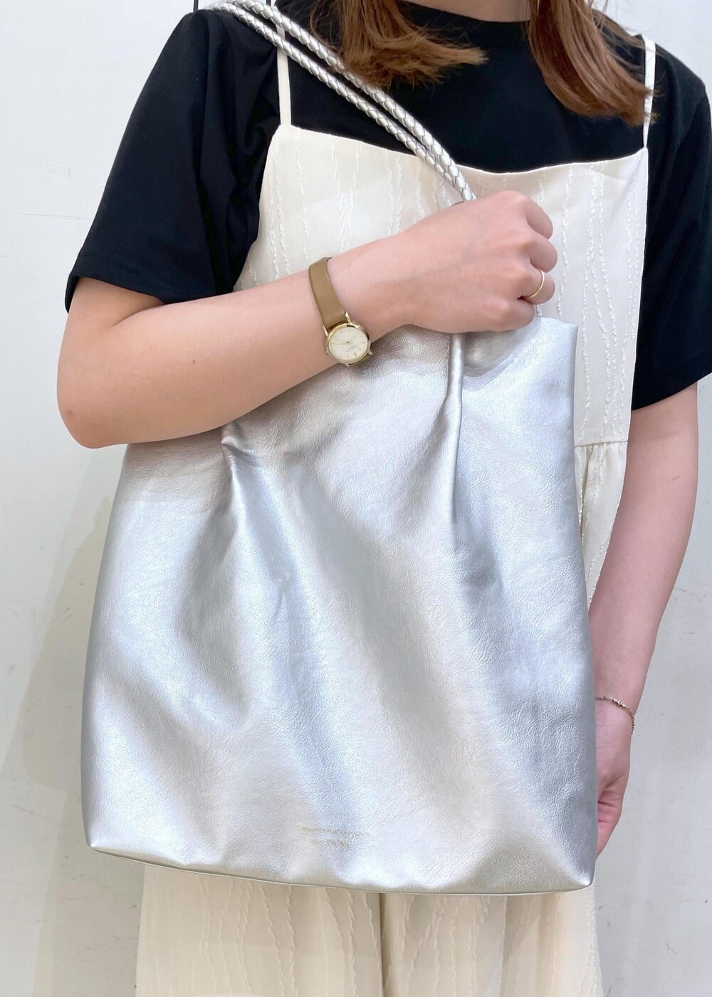 ブラック系のサンダル、ホワイト系のワンピース、ブラック系のTシャツ/カットソーを着用したレディースの夏コーディネートの9枚目の写真