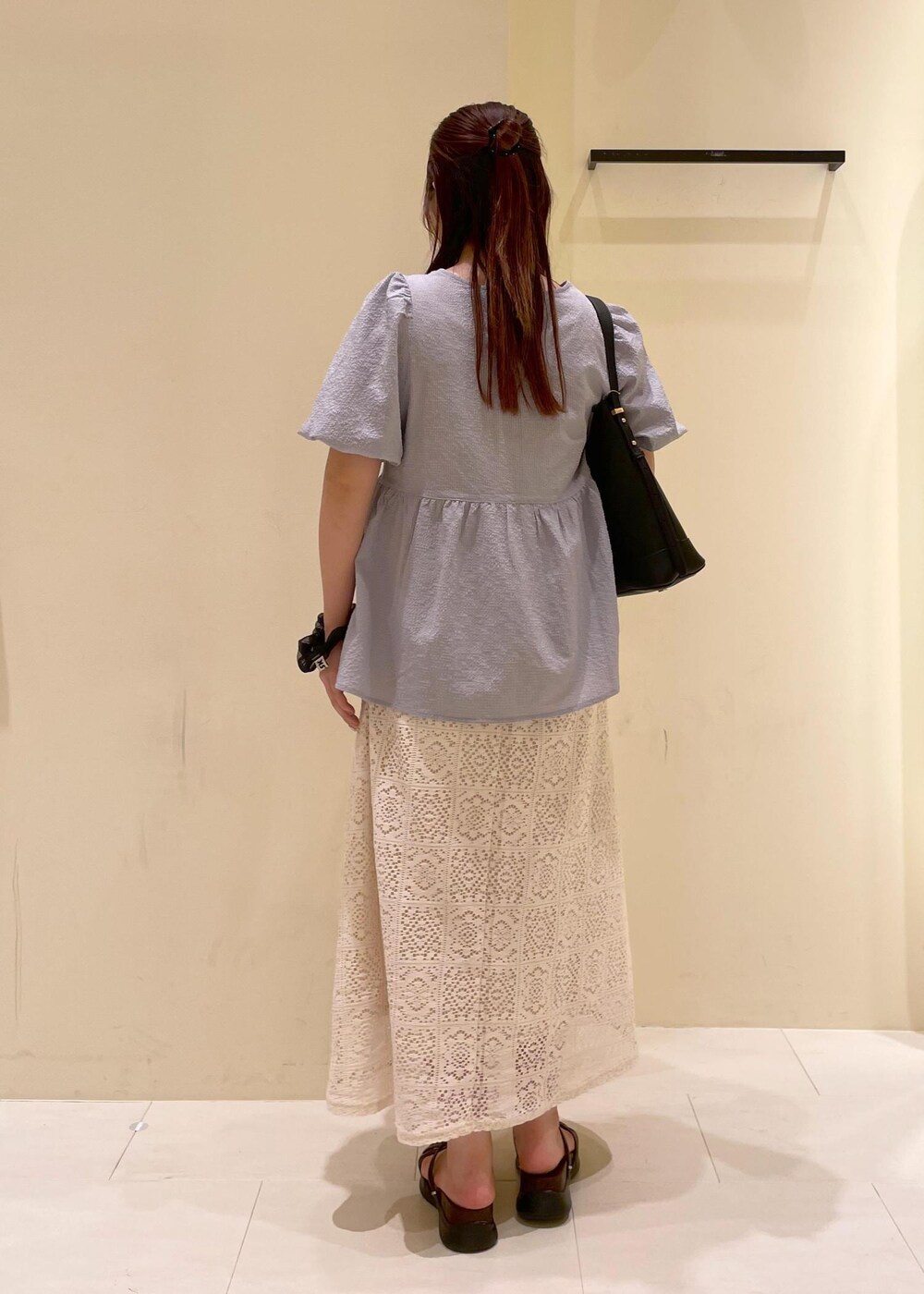 ブラウン系のサンダル、ブルー系のシャツ/ブラウス、ホワイト系のワンピースを着用したレディースの夏コーディネートの2枚目の写真