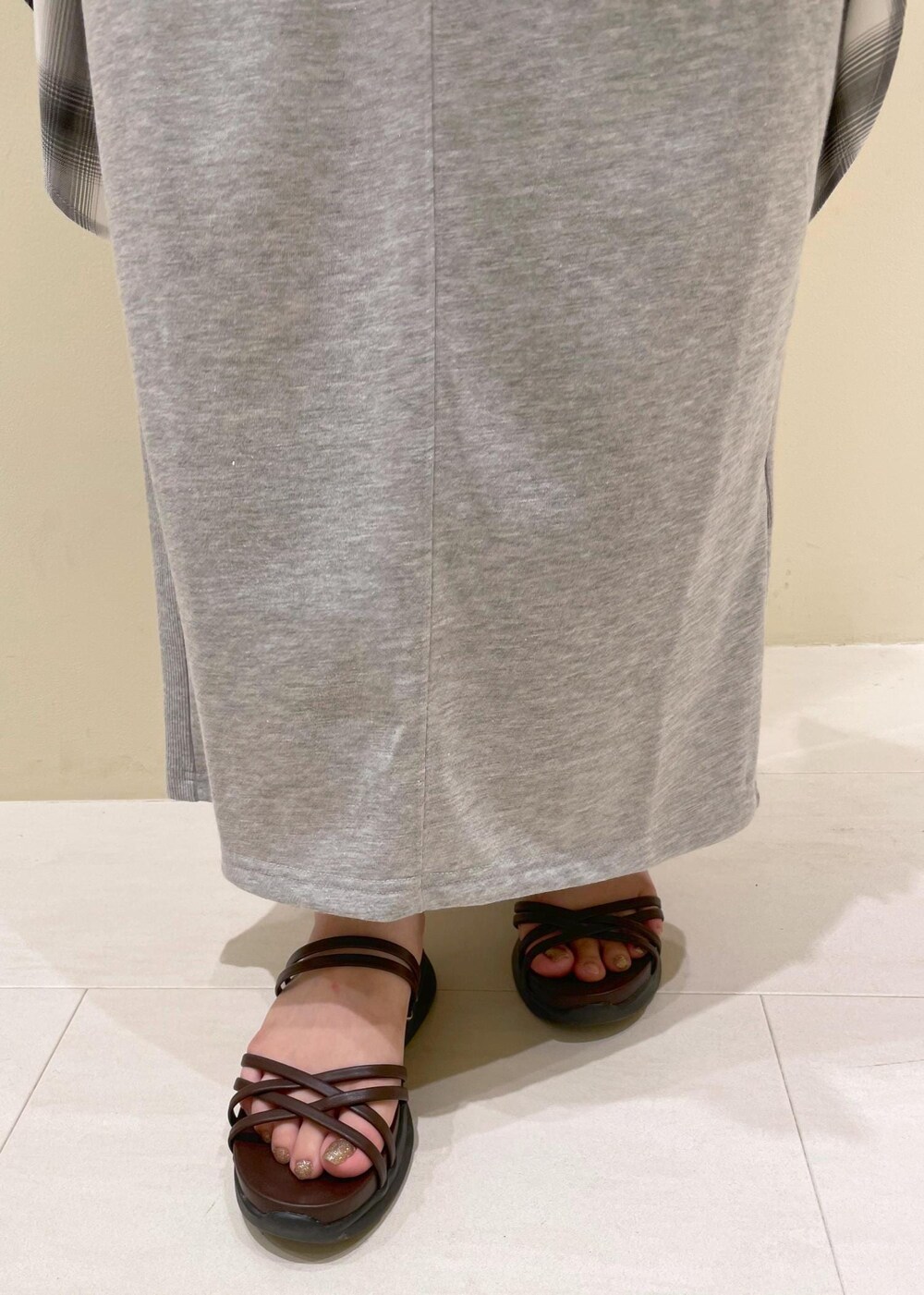 ブラウン系のサンダル、ホワイト系のシャツ/ブラウス、グレー系のスカートを着用したレディースの夏コーディネートの7枚目の写真