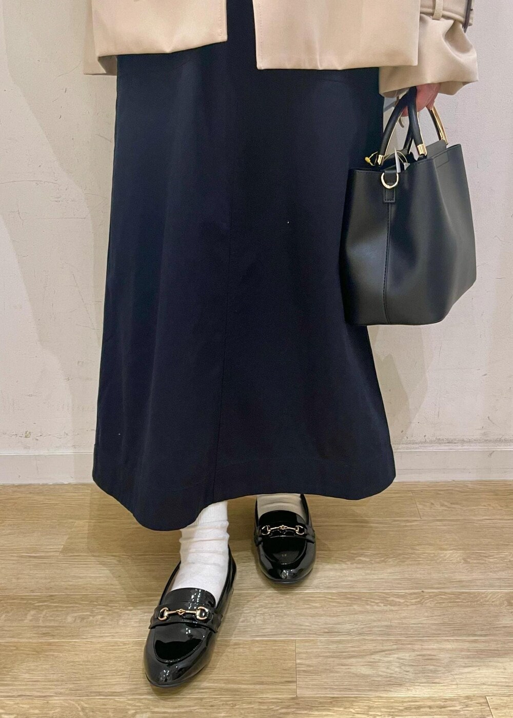 ブルー系のTシャツ/カットソー、ブラック系のローファー、ブルー系のシャツ/ブラウスを着用したレディースの冬コーディネートの3枚目の写真