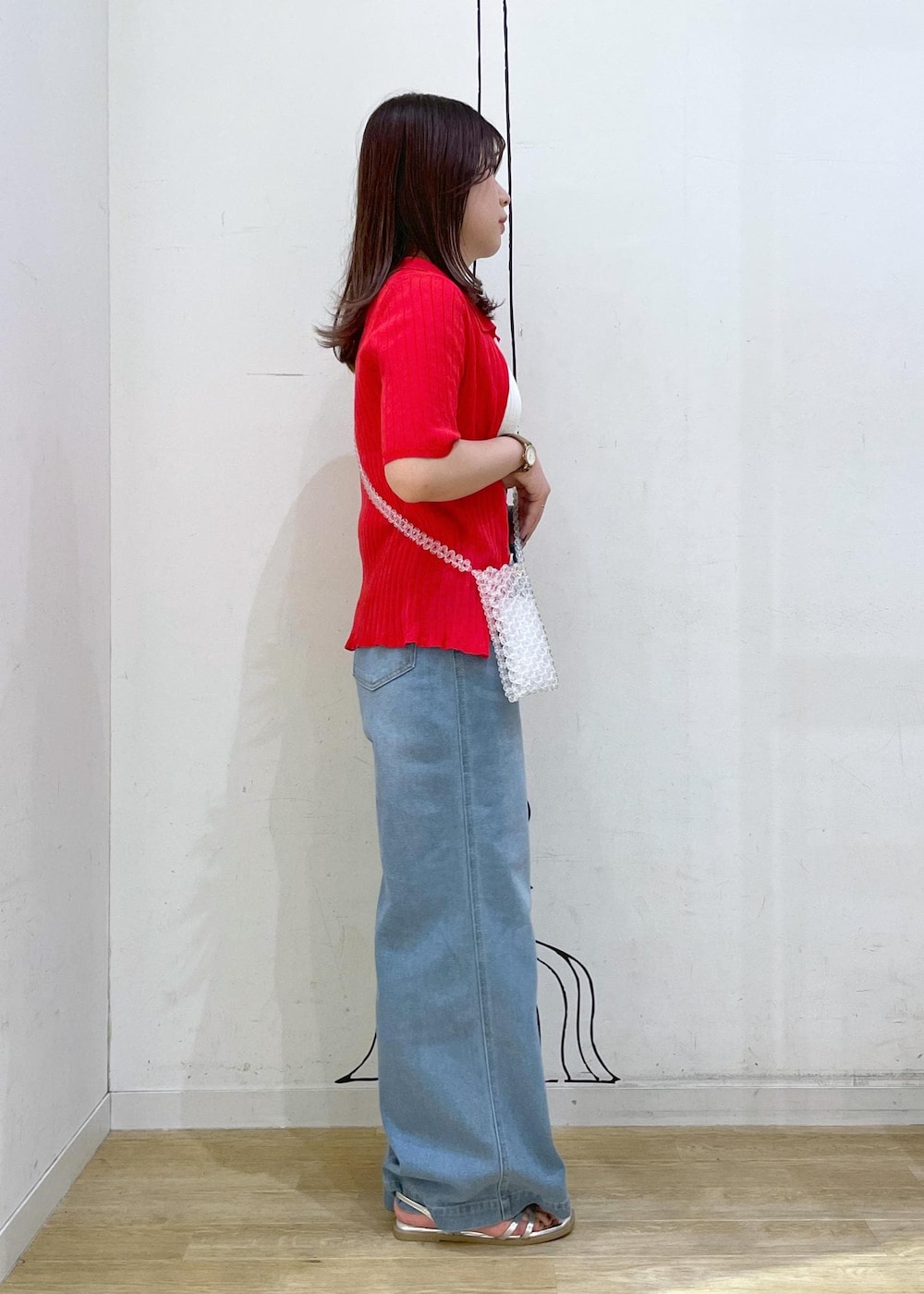 ホワイト系のタンクトップ、シルバー系のサンダル、レッド系のニット/セーターを着用したレディースの夏コーディネートの3枚目の写真