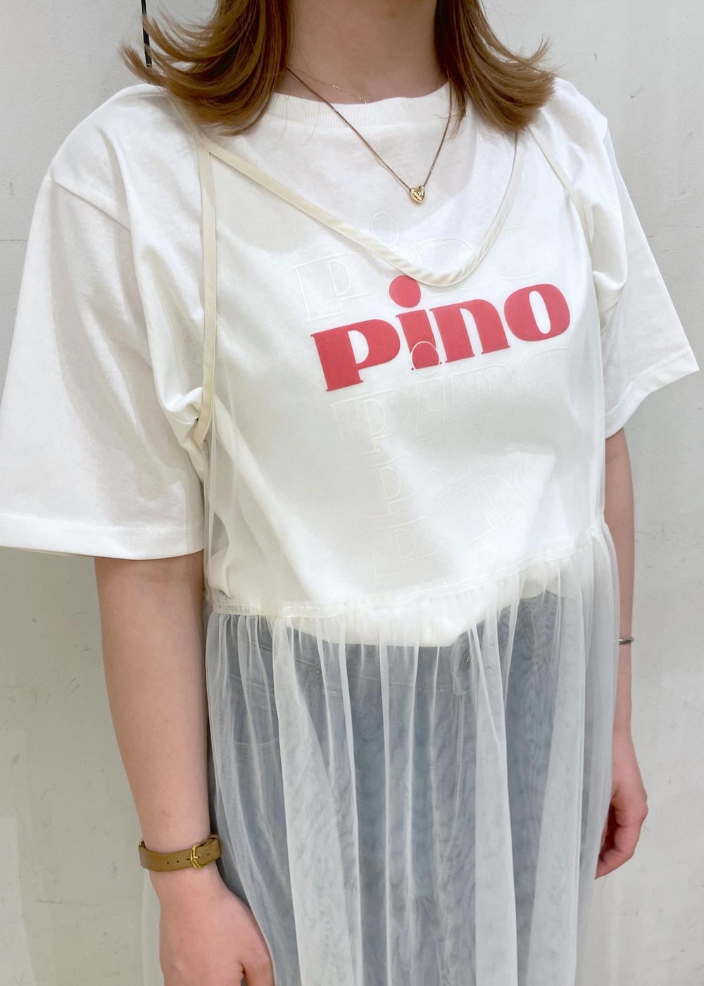 「GDM14950、GDS14230、GSE14010、GIA14190、GIU44050、GIX44160、ピノ、ピノコラボ、pino、Tシャツコーデ、トップス、デニム、デニムコーデ、マムデニム、ワンピースコーデ」|「ROPE' PICNICのスキニーストラップフラットサンダル(サンダル、シルバー系)」を使った、rinaさん(レディース・155cm)の春コーディネートの4枚目の写真