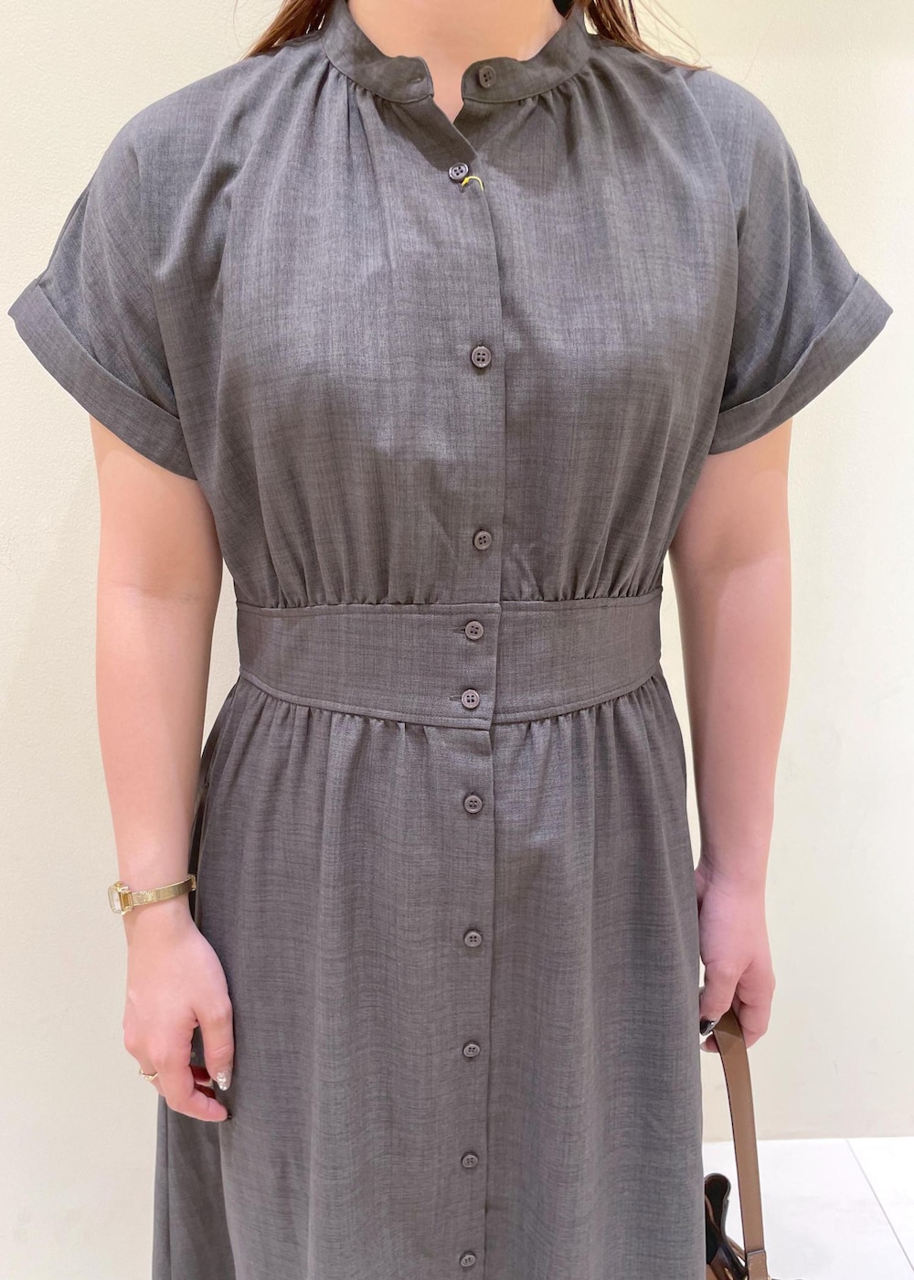 グレー系のワンピース、ブラウン系のサンダル、ブラウン系のショルダーバッグを着用したレディースの夏コーディネートの5枚目の写真