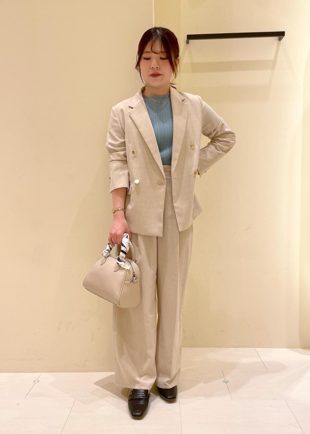 「Wminibag_pickup、春の暑い日_pickup、ropepicnic_snap、snapme_jun、初春コーデ、春コーデ、授業参観日コーデ、デートコーデ、お出かけコーデ、旅行コーデ、アウトドアコーデ、フェスコーデ、推し活コーデ、女子会コーデ、大人カジュアル」｜「ROPE' PICNICの【軽量】旅するボストンバッグ ソフトシンセティックレザーボストンバッグ（ボストンバッグ、ベージュ系）」を使った、rinaさん（レディース・155cm）の春コーディネートの4枚目の写真