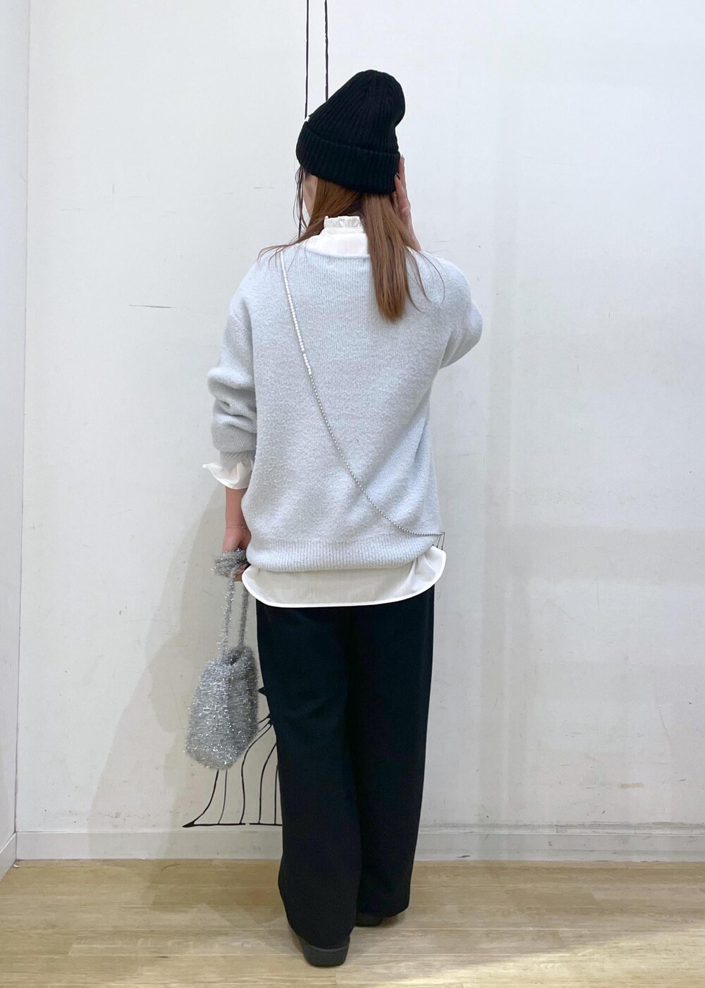 ホワイト系のシャツ/ブラウス、ブルー系のニット/セーター、ブラック系のその他パンツを着用したレディースの冬コーディネートの2枚目の写真