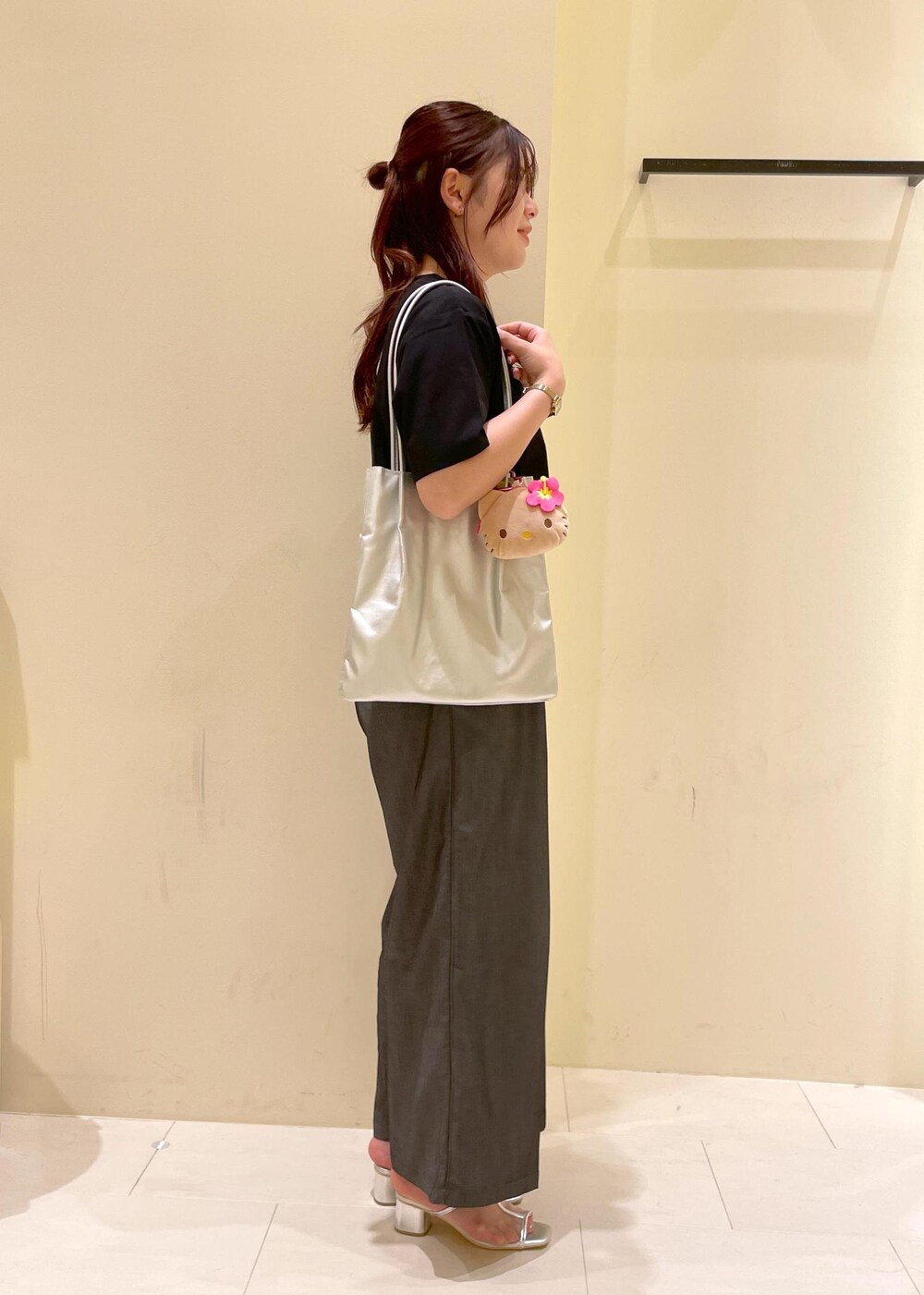 ブラック系のその他パンツ、シルバー系のパンプス、ブラック系のTシャツ/カットソーを着用したレディースの夏コーディネートの3枚目の写真