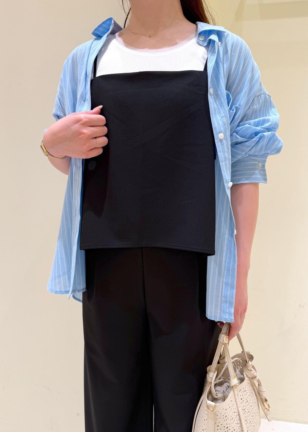 ブラック系のサンダル、ホワイト系のショルダーバッグ、ブラック系のつなぎ/オールインワンを着用したレディースの春コーディネートの5枚目の写真