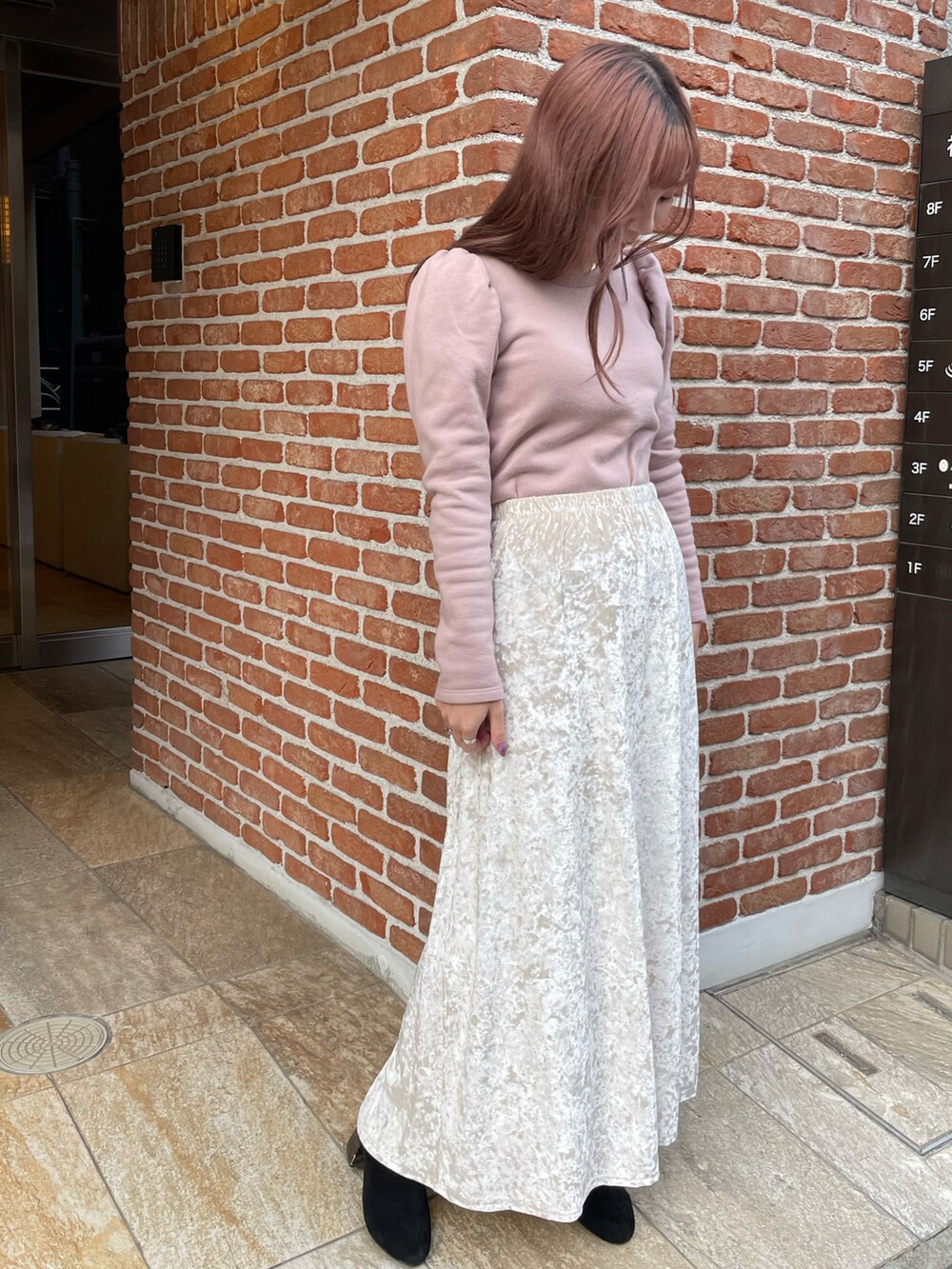 「大人かわいい、オトナ女子、お出かけコーデ、ピンク、ベロアスカート、ベロア、パワショル、ブーツ」｜「LIENCOEURのベロアフレアロングスカート（スカート、ベージュ系）」を使った、chiiさん（レディース・156cm）の冬コーディネートの3枚目の写真