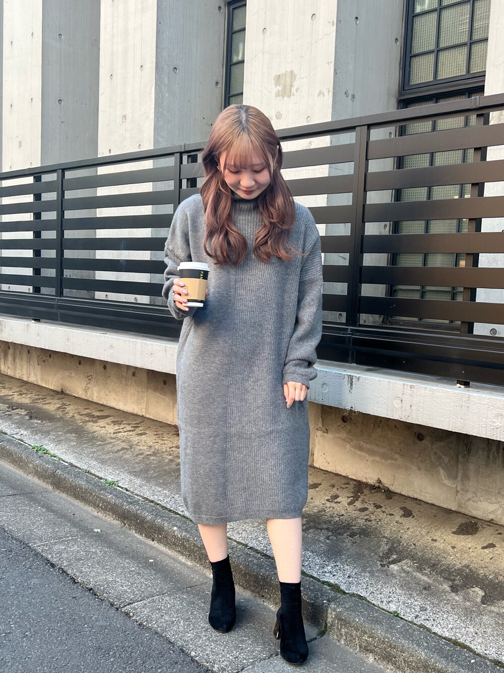 「大人女子、シンプルスタイル、ラクチンコーデ、ワンピース、ニットワンピース、グレー、ブーツ」｜「LIENCOEURのハイネックアシンメトリーワンピース（ワンピース、グレー系）」を使った、chiiさん（レディース・156cm）の冬コーディネートの2枚目の写真
