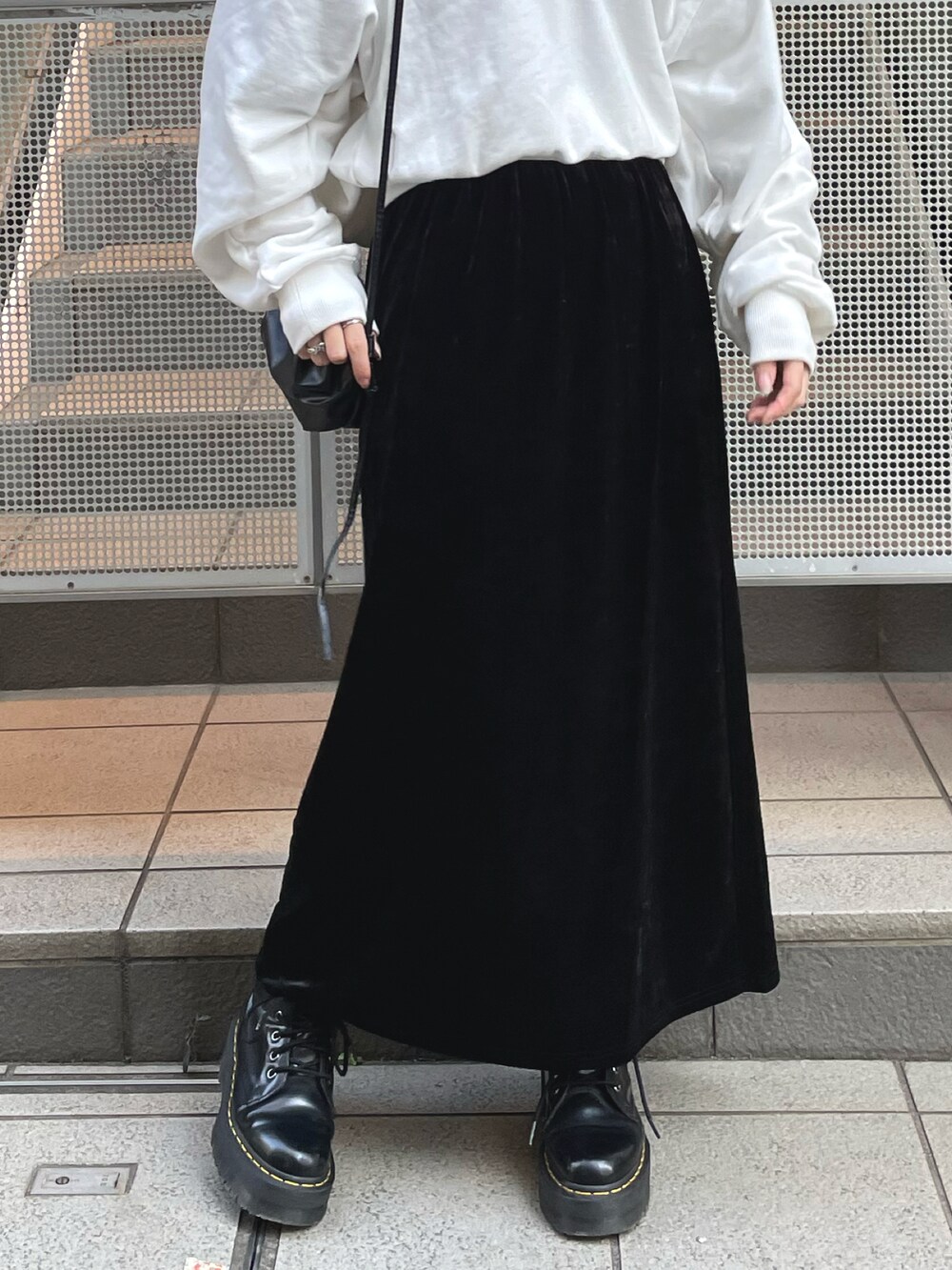 「シンプルスタイル、オトナカジュアル、パーカー、ホワイト、ブラック、スカート、ベロア、モノトーンコーデ、ブーツ」｜「GYDAのレースアップ スウェットパーカー（パーカー、ホワイト系）」を使った、chiiさん（レディース・156cm）の冬コーディネートの3枚目の写真
