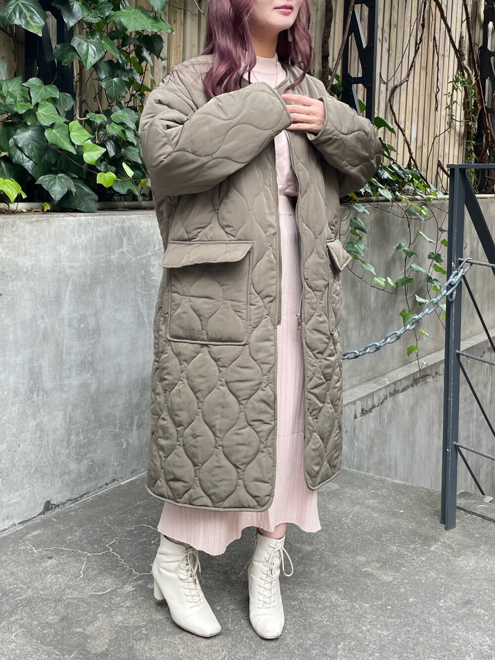 「オトナカジュアル、オトナ女子、休日スタイル、お出かけコーデ、冬アウター、冬コーデ、ノーカラーコート、ピンク、カーキ、ブーツ、ロングコート」｜「LIENCOEURのノーカラーキルティングロングコート（ダウンジャケット/コート、グリーン系）」を使った、chiiさん（レディース・156cm）の冬コーディネートの3枚目の写真