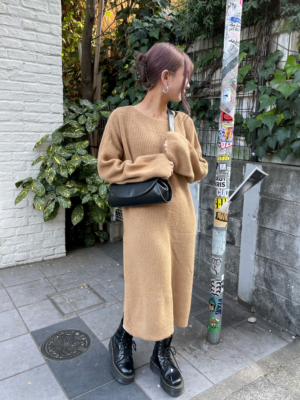 「大人カジュアル、リラックススタイル、ワンピース、ニットワンピース、ベージュ、ブーツ、お出かけコーデ」｜「LIENCOEURのボートネックルーズスリーブワンピース（ワンピース、ベージュ系）」を使った、chiiさん（レディース・156cm）の冬コーディネートの2枚目の写真