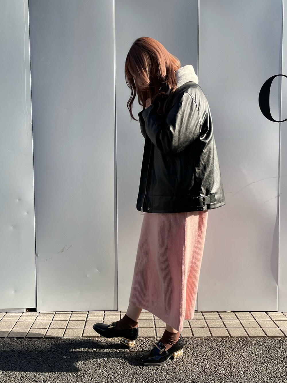 「冬を彩る色いろコーデ、冬アウター、冬コーデ、ボンバージャケット、レザージャケット、ニット、ワンピース、ピンク、ブラック」｜「LIENCOEURのB-3ボンバージャケット（ムートンコート、ブラック系）」を使った、chiiさん（レディース・156cm）の冬コーディネートの3枚目の写真