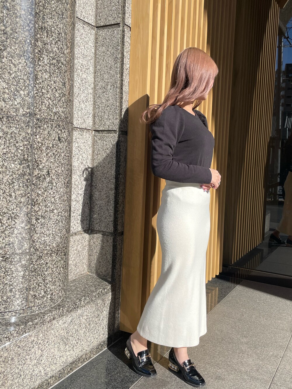 「オトナ女子、シンプルスタイル、モノトーンコーデ、ブラック、パワショル、ベージュ、スカート、ニット、ローファー」｜「LIENCOEURのスムースニットタイトスカート（スカート、ベージュ系）」を使った、chiiさん（レディース・156cm）の春コーディネートの2枚目の写真