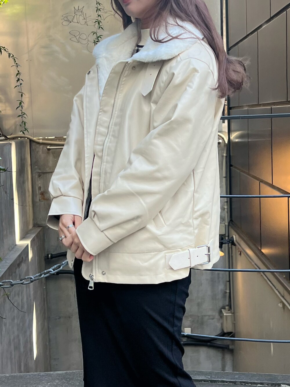 「大人女子、アウター、ボンバージャケット、ホワイト、スカート、マーメイドスカート、ブラック、チェック、ニット、ブーツ」｜「LIENCOEURのB-3ボンバージャケット（ムートンコート、ホワイト系）」を使った、chiiさん（レディース・156cm）の冬コーディネートの3枚目の写真