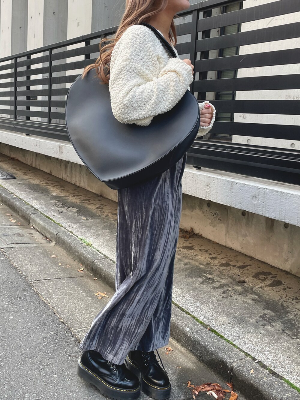 「大人カジュアル、大人かわいい、冬、冬のコーデ、ニット、スカート、ベロア、休日スタイル、ハート」｜「LIENCOEURのベロアストライプロングスカート（スカート、グレー系）」を使った、chiiさん（レディース・156cm）の冬コーディネートの3枚目の写真