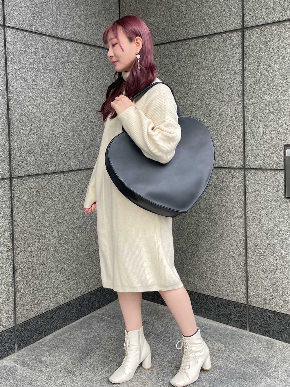 「冬のコーデ、おでかけコーデ、ホワイトコーデ、ニットワンピース、ワンピース、ブーツ、ホワイトニット」｜「LIENCOEURのハイネックアシンメトリーワンピース（ワンピース、ベージュ系）」を使った、chiiさん（レディース・156cm）の冬コーディネートの3枚目の写真