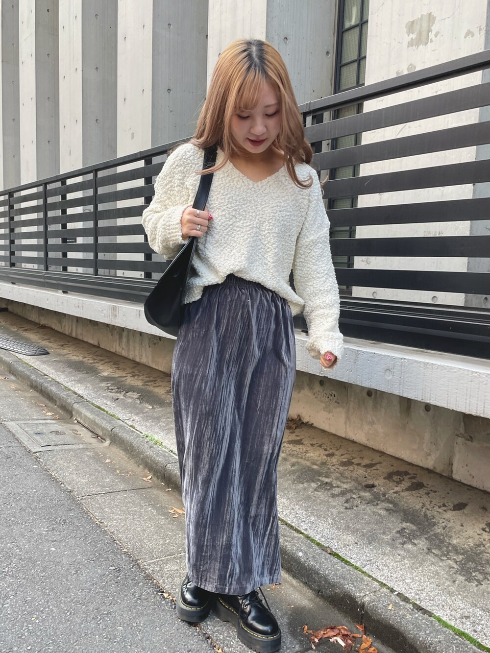 「大人カジュアル、大人かわいい、冬、冬のコーデ、ニット、スカート、ベロア、休日スタイル、ハート」｜「LIENCOEURのベロアストライプロングスカート（スカート、グレー系）」を使った、chiiさん（レディース・156cm）の冬コーディネートの2枚目の写真