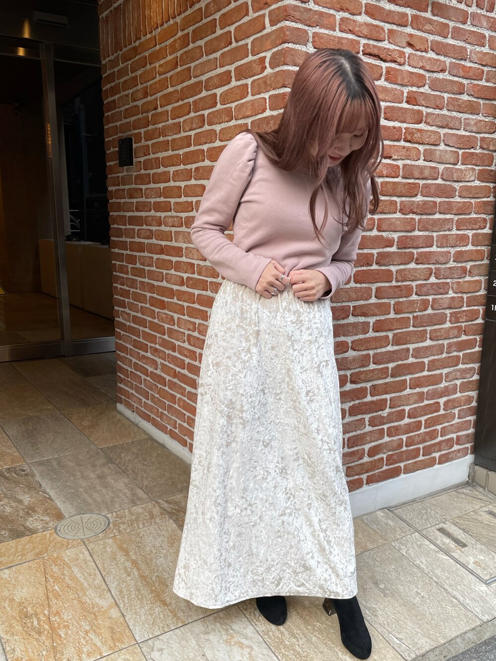「大人かわいい、オトナ女子、お出かけコーデ、ピンク、ベロアスカート、ベロア、パワショル、ブーツ」｜「LIENCOEURのベロアフレアロングスカート（スカート、ベージュ系）」を使った、chiiさん（レディース・156cm）の冬コーディネートの2枚目の写真