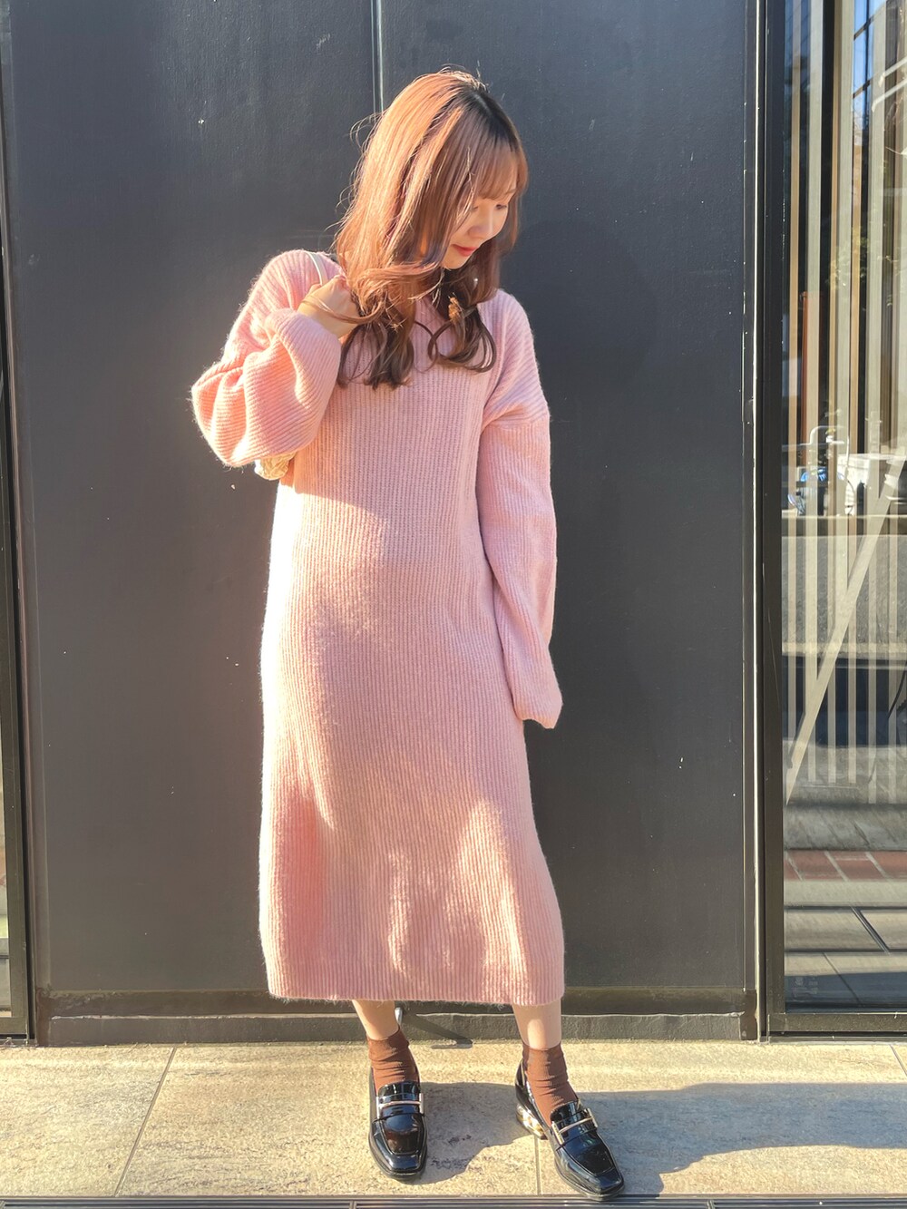 「冬を彩る色いろコーデ、大人かわいい、冬コーデ、ワンピース、ニットワンピース、ピンク、ピンクコーデ、ローファー、ニット、休日スタイル」｜「LIENCOEURのボートネックルーズスリーブワンピース（ワンピース、ピンク系）」を使った、chiiさん（レディース・156cm）の冬コーディネートの2枚目の写真