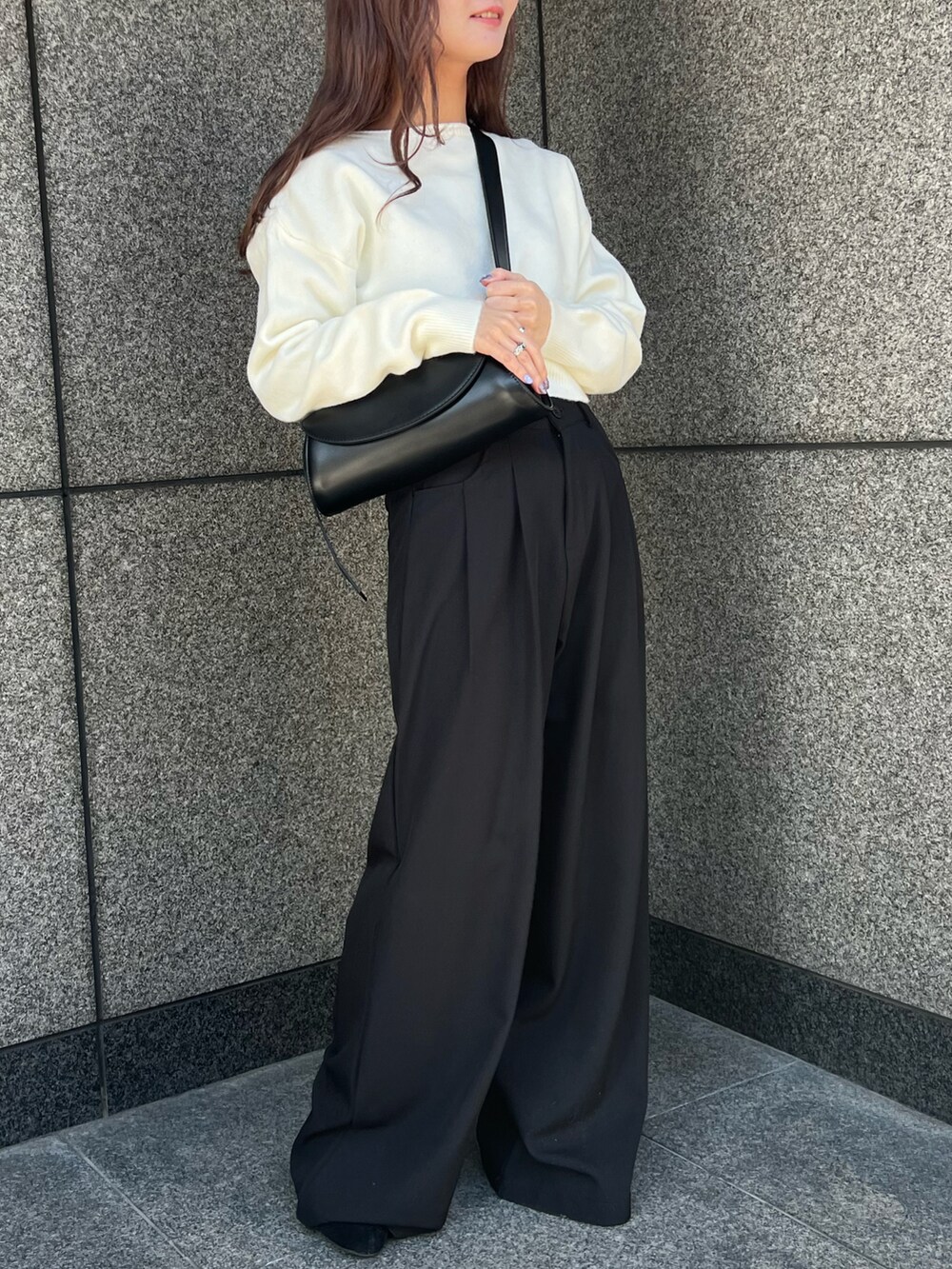 「大人カジュアル、シンプルコーデ、春服コーデ、ニット、ホワイト、パンツ、ブラック、モノトーンコーデ」｜「LIENCOEURのボートネックルーズショートニット（ニット/セーター、ホワイト系）」を使った、chiiさん（レディース・156cm）の冬コーディネートの2枚目の写真
