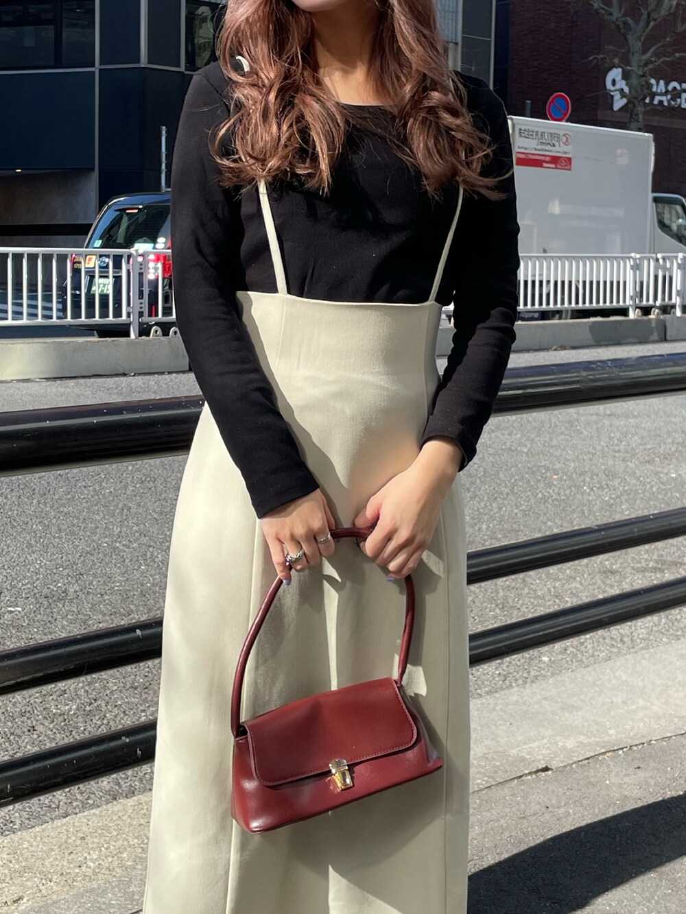 「シンプルスタイル、春、お出かけコーデ、大人女子、モノトーン、ブラック、スカート、ホワイト、ローファー、ハンドバッグ」｜「LIENCOEURのテレコUネックロンT（Tシャツ/カットソー、ブラック系）」を使った、chiiさん（レディース・156cm）の冬コーディネートの2枚目の写真