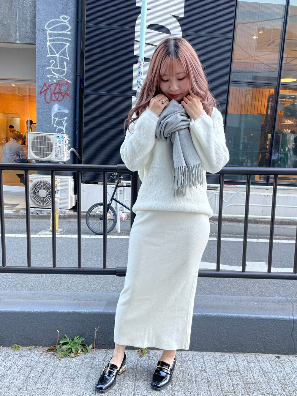 「冬を彩る色いろコーデ、大人かわいい、お出かけコーデ、冬コーデ、ホワイトコーデ、ホワイト、ニット、シャギーニット、スカート、マフラー」｜「LIENCOEURのシャギーVネックニット（ニット/セーター、ホワイト系）」を使った、chiiさん（レディース・156cm）の冬コーディネートの2枚目の写真