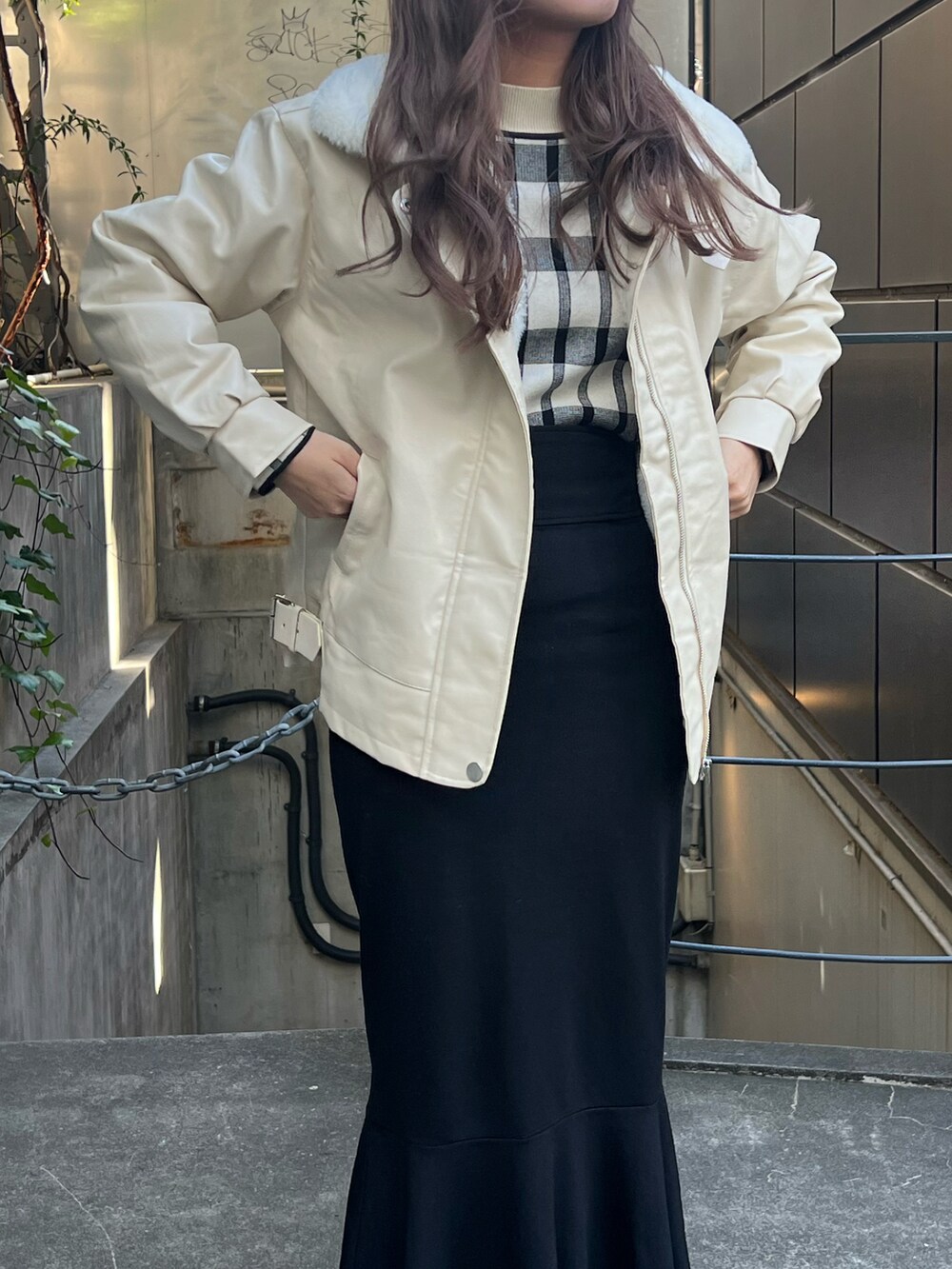 「大人女子、アウター、ボンバージャケット、ホワイト、スカート、マーメイドスカート、ブラック、チェック、ニット、ブーツ」｜「LIENCOEURのB-3ボンバージャケット（ムートンコート、ホワイト系）」を使った、chiiさん（レディース・156cm）の冬コーディネートの2枚目の写真