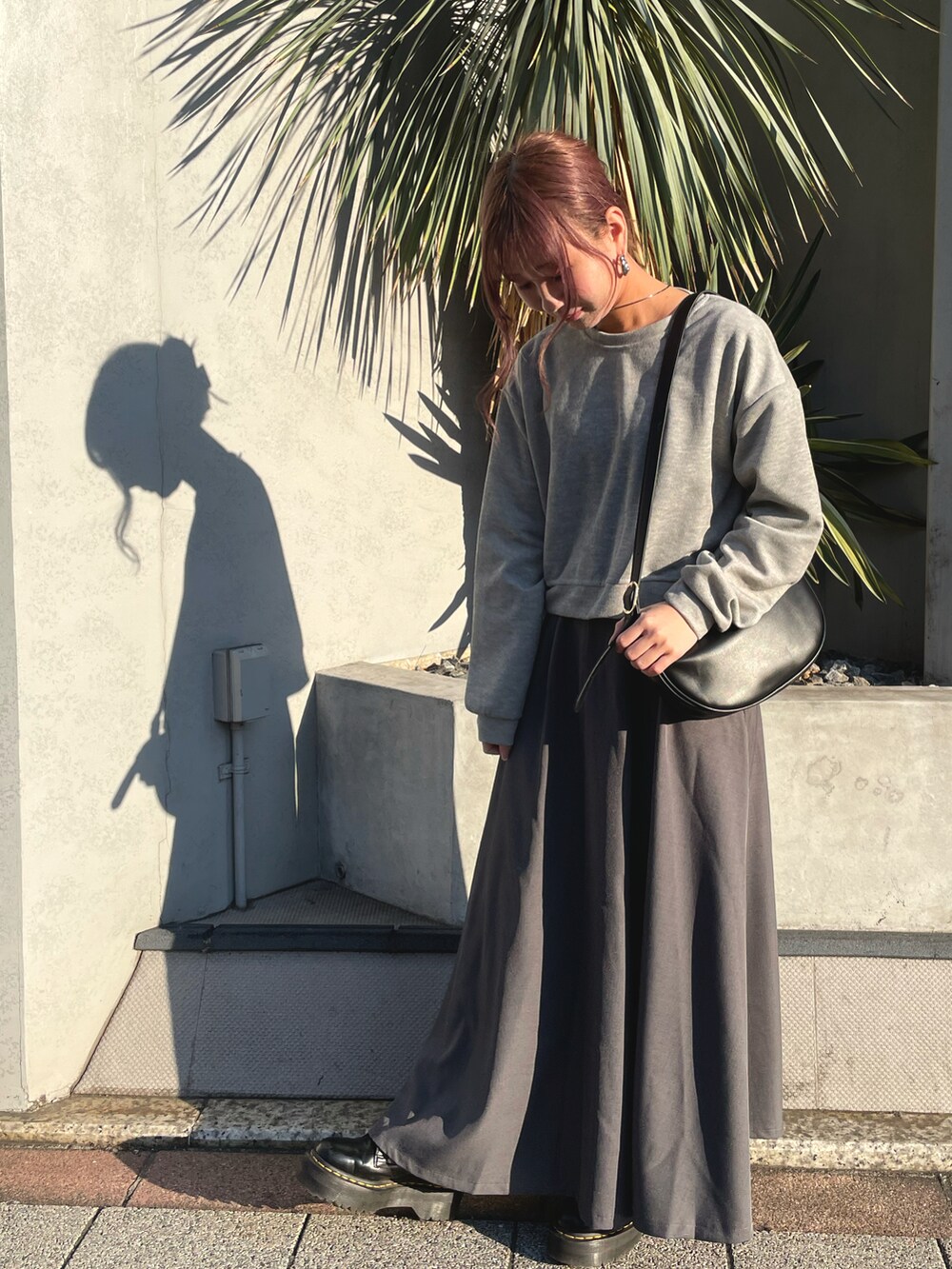 「大人カジュアル、ラクチンコーデ、グレー、スカート、休日スタイル、ワントーンコーデ、ブーツ」｜「LIENCOEURのショートフライストップス（Tシャツ/カットソー、グレー系）」を使った、chiiさん（レディース・156cm）の冬コーディネートの3枚目の写真