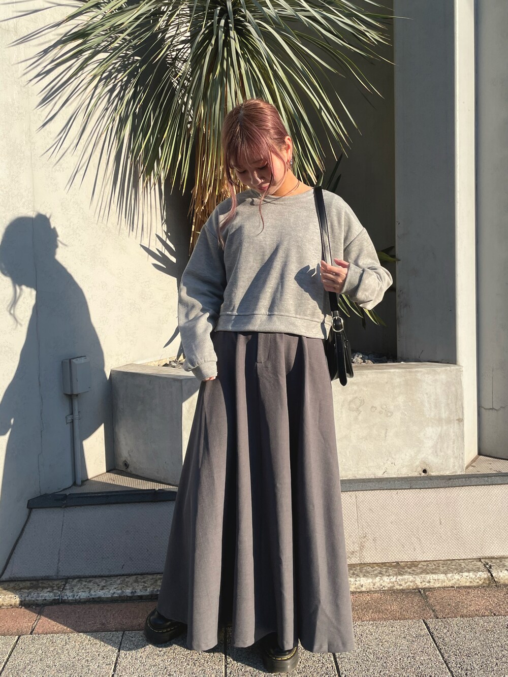 「大人カジュアル、ラクチンコーデ、グレー、スカート、休日スタイル、ワントーンコーデ、ブーツ」｜「LIENCOEURのショートフライストップス（Tシャツ/カットソー、グレー系）」を使った、chiiさん（レディース・156cm）の冬コーディネートの2枚目の写真