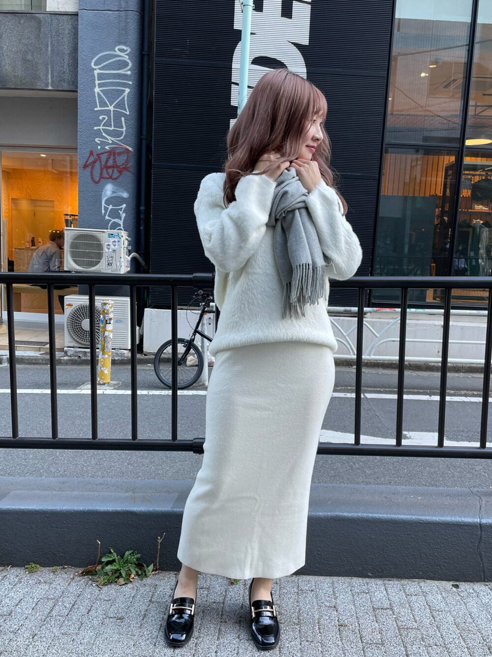 「冬を彩る色いろコーデ、大人かわいい、お出かけコーデ、冬コーデ、ホワイトコーデ、ホワイト、ニット、シャギーニット、スカート、マフラー」｜「LIENCOEURのシャギーVネックニット（ニット/セーター、ホワイト系）」を使った、chiiさん（レディース・156cm）の冬コーディネートの3枚目の写真