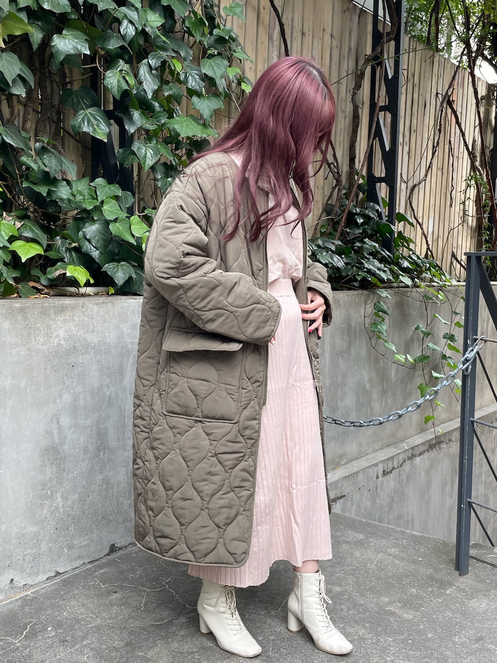 「オトナカジュアル、オトナ女子、休日スタイル、お出かけコーデ、冬アウター、冬コーデ、ノーカラーコート、ピンク、カーキ、ブーツ、ロングコート」｜「LIENCOEURのノーカラーキルティングロングコート（ダウンジャケット/コート、グリーン系）」を使った、chiiさん（レディース・156cm）の冬コーディネートの2枚目の写真