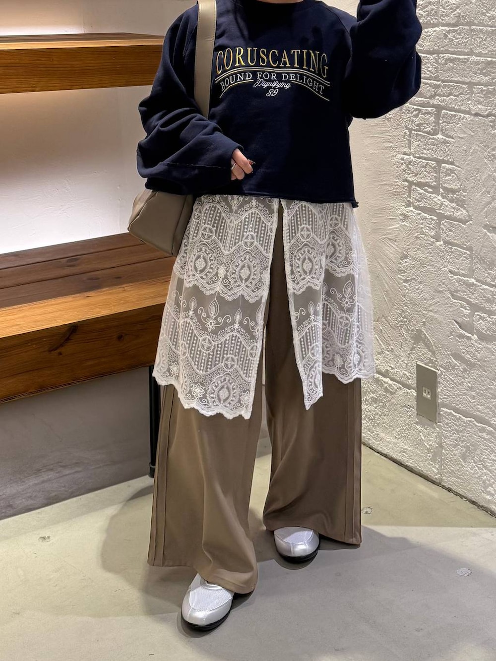 ブラウン系のその他パンツ、ブラウン系のショルダーバッグ、シルバー系のパンプスを着用したレディースの冬コーディネートの2枚目の写真