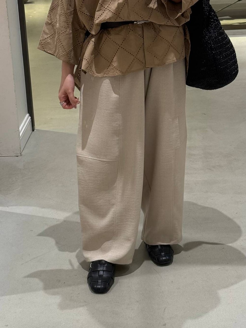 ベージュ系のその他パンツ、ブラック系のショルダーバッグ、ブラック系のパンプスを着用したレディースの春コーディネートの4枚目の写真