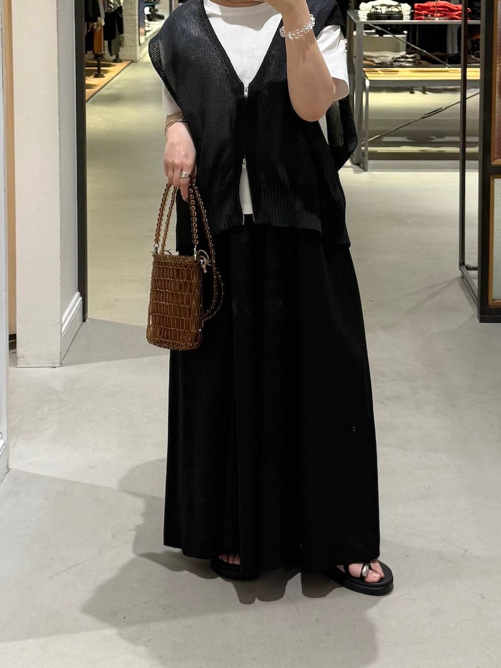 ブラック系のサンダル、ブラック系のその他パンツ、ホワイト系のTシャツ/カットソーを着用したレディースの春コーディネートの5枚目の写真