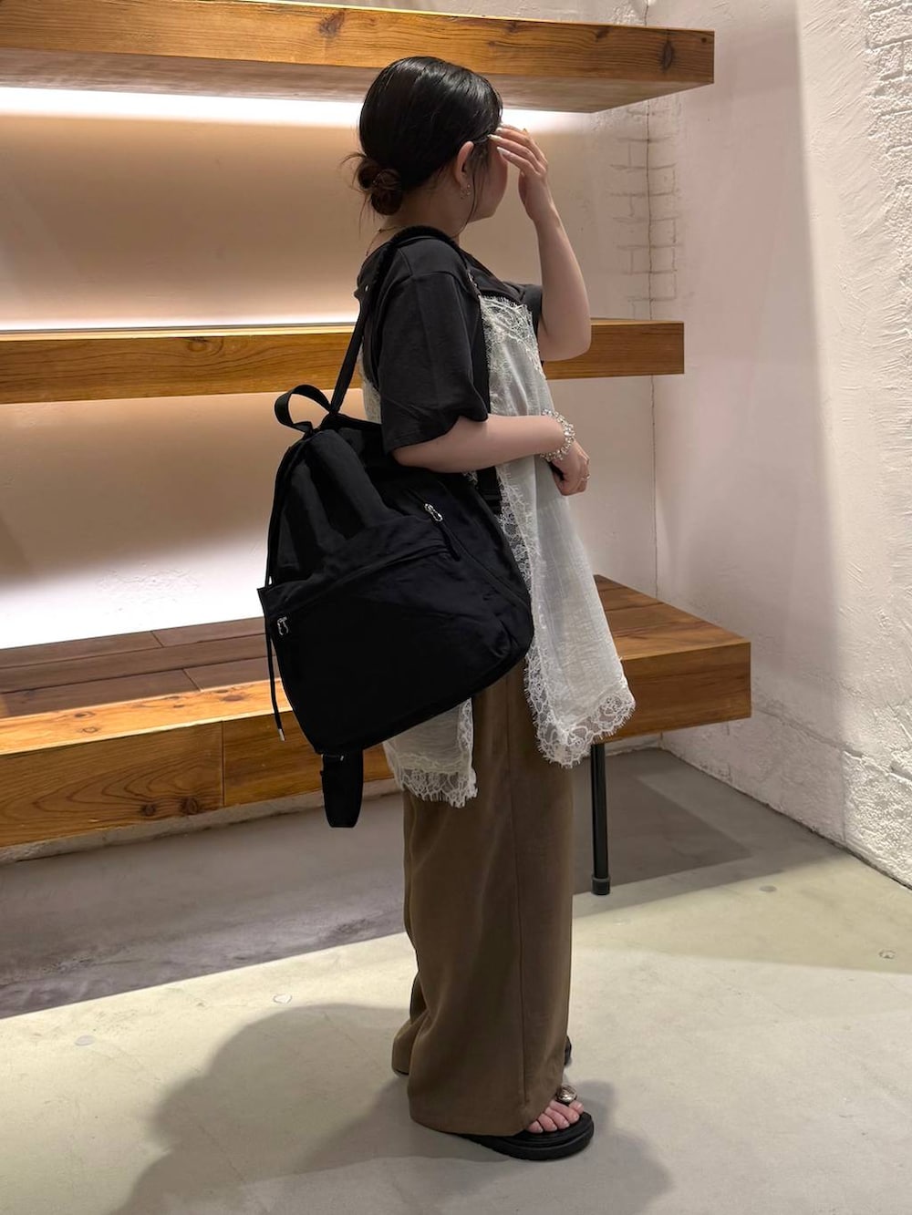ブラウン系のその他パンツ、ブラック系のサンダル、ブラック系のバックパック/リュックを着用したレディースの春コーディネートの3枚目の写真